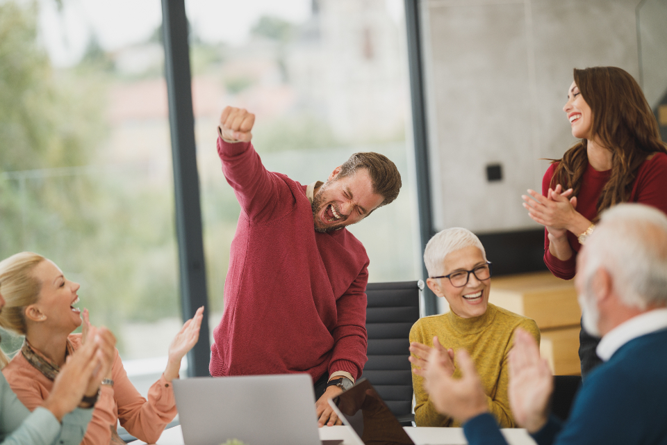 Equipo de trabajo festejando una operación cerrada